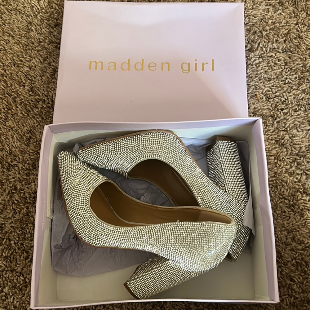 NIB Madden Girl silver pumps size 6